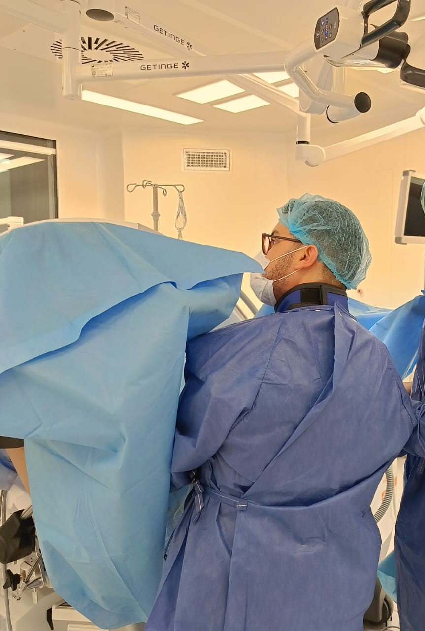 Dr Anass Mehedra au bloc opératoire